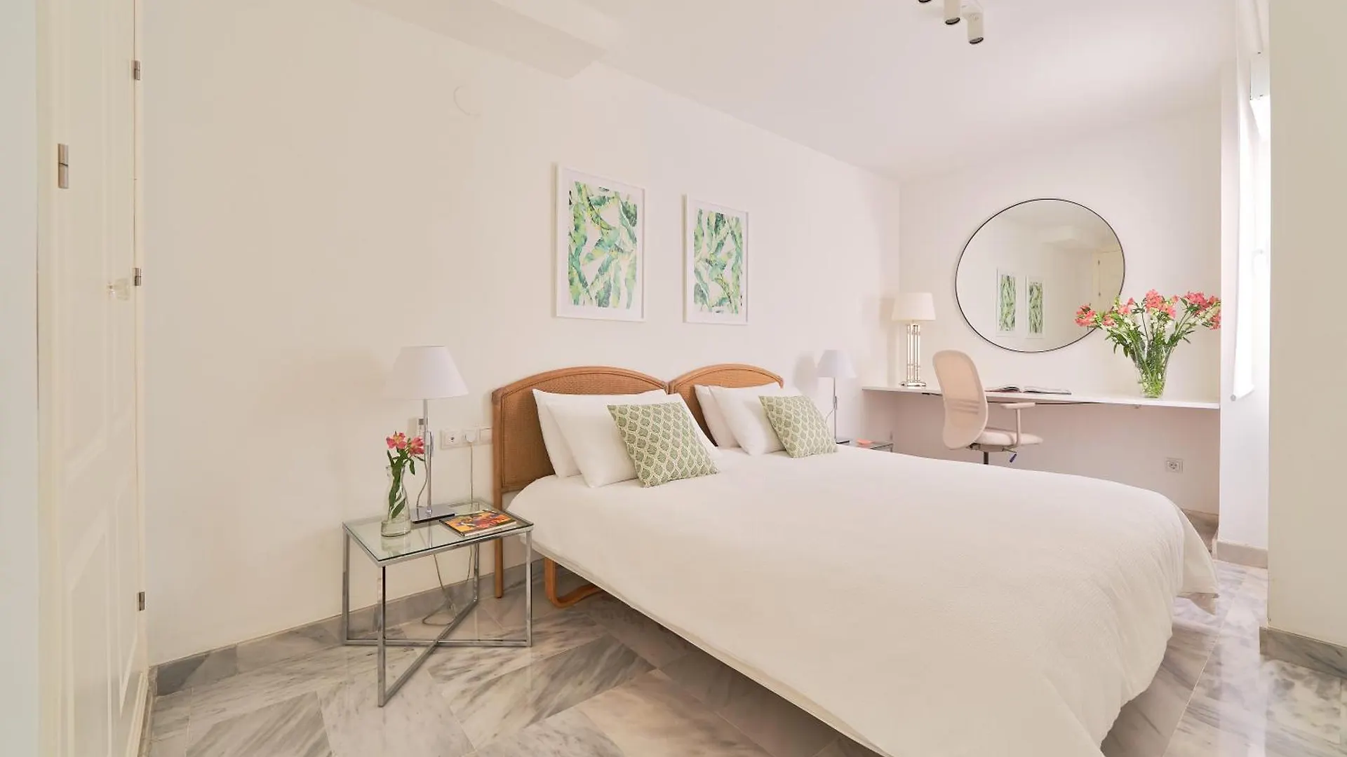 Modern City Centre Apartment W/ Terrace & Fast Wifi Màlaga