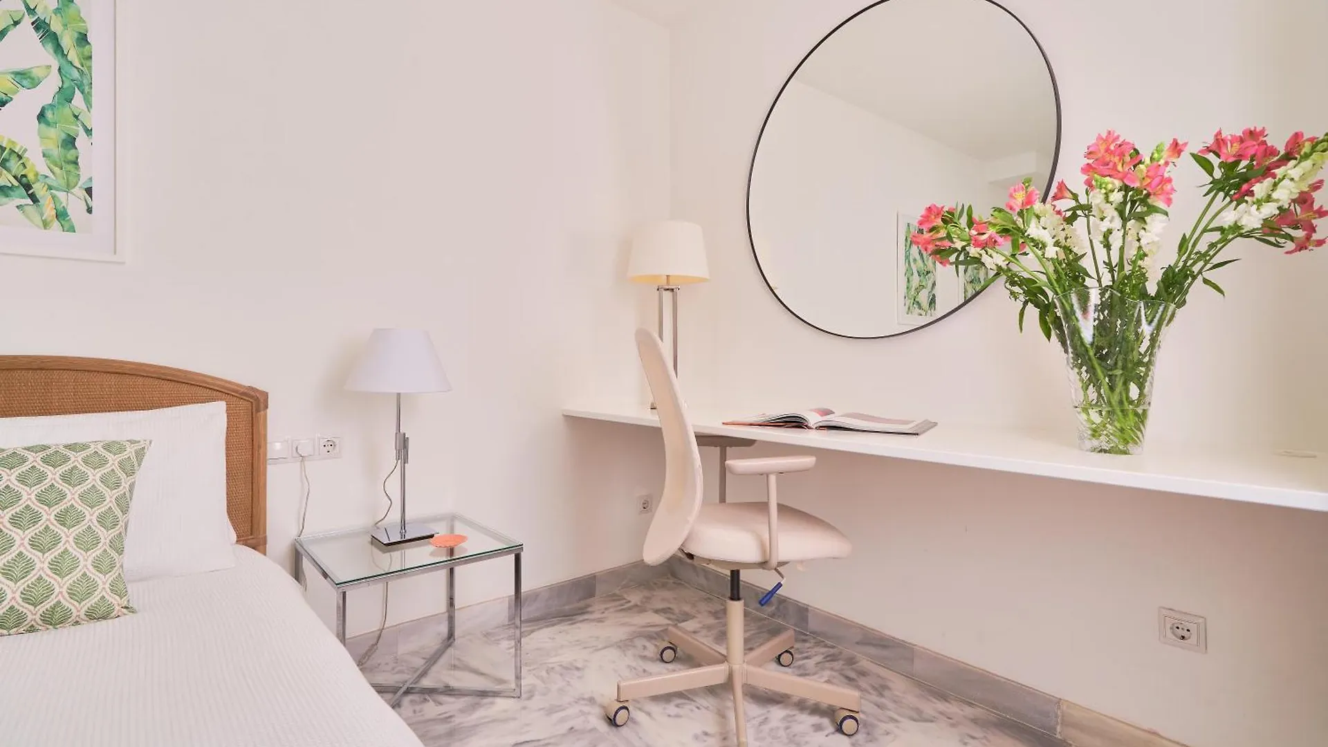 Modern City Centre Apartment W/ Terrace & Fast Wifi Malaga Spain