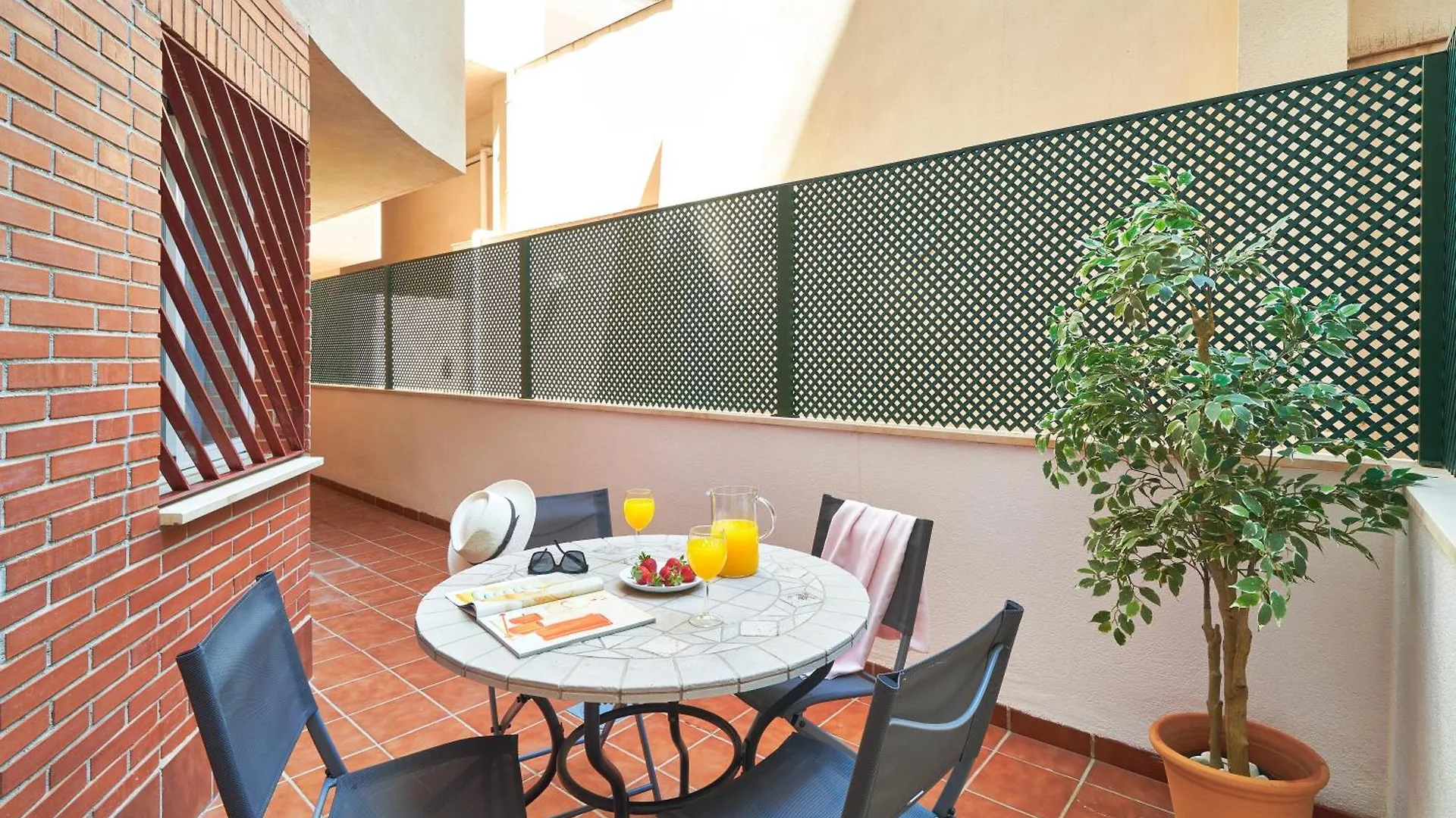 Modern City Centre Apartment W/ Terrace & Fast Wifi Malaga Spain